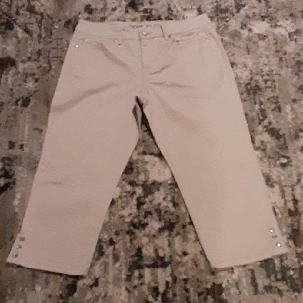Capris. Smoke/pet free home